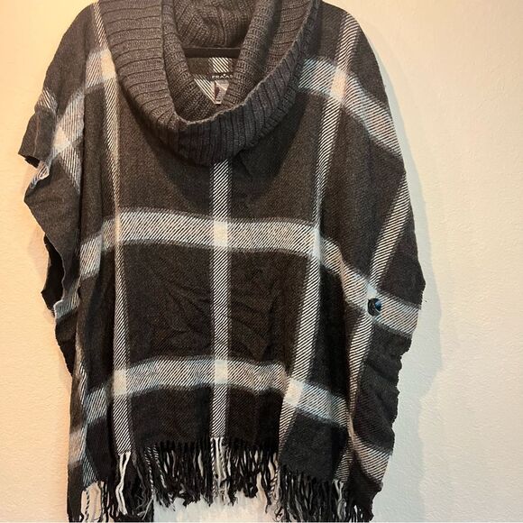 FRAAS plaid poncho ❄️ lightly worn ❄️ - Picture 1 of 4